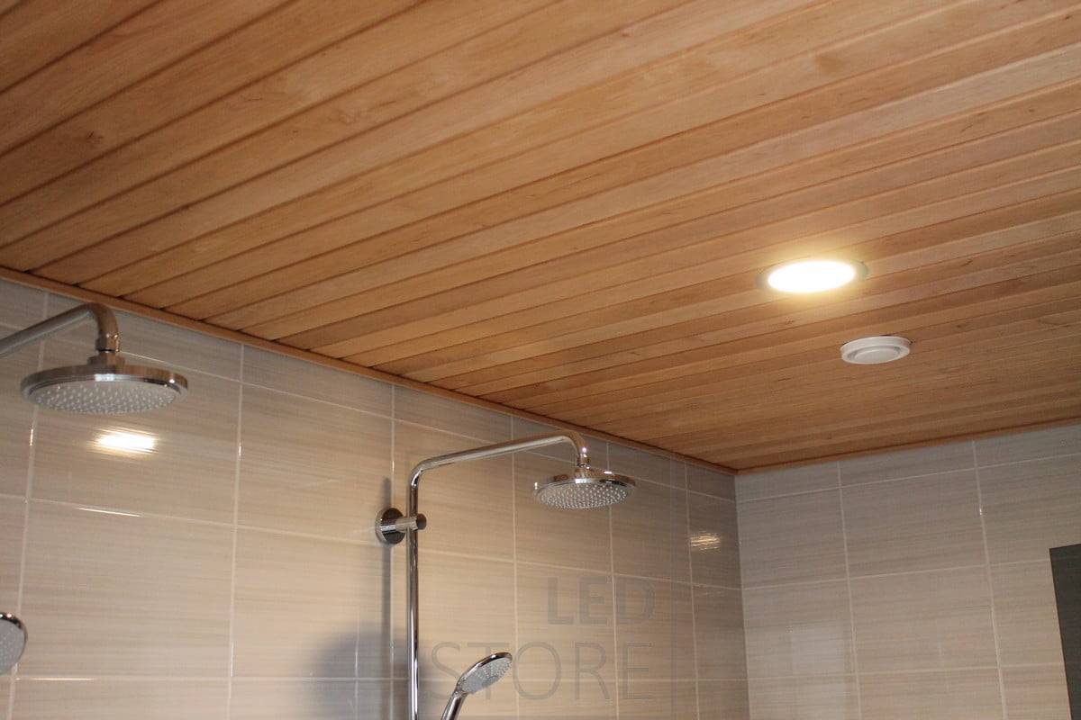 Kruhové stropní svítidlo LED v umývárně, které osvětluje strop teplým, rovnoměrným světlem. Svítidlo je odolné proti vlhkosti (IP54). Ledstore.fi